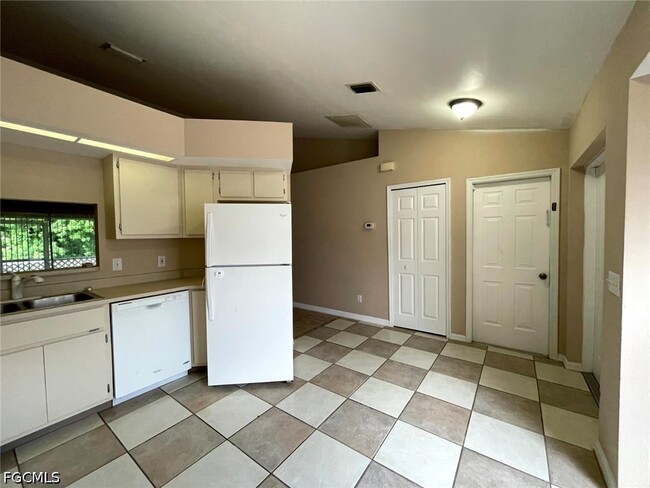 Building Photo - 906 Cape Coral Pkwy W