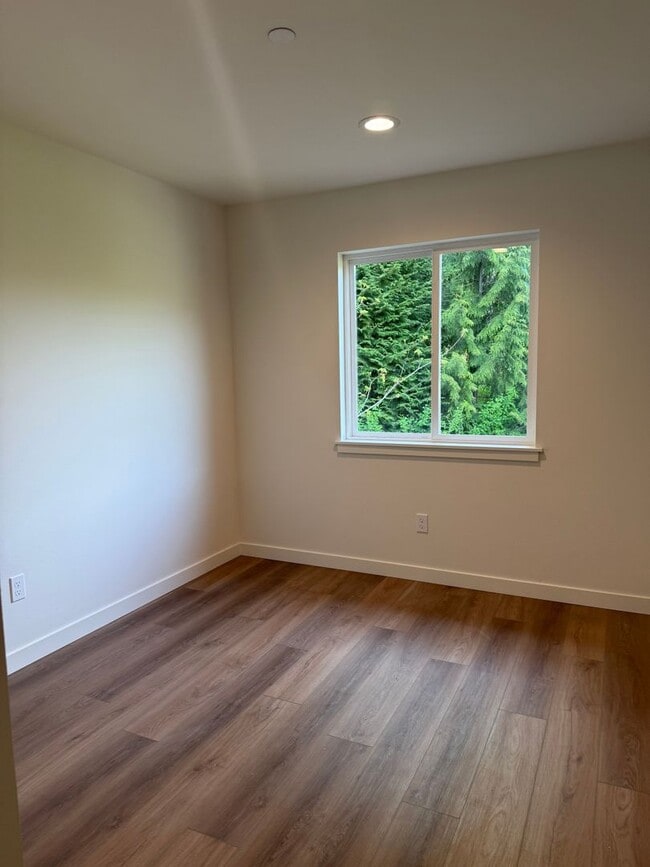 Building Photo - 705 W Lake Samish Dr