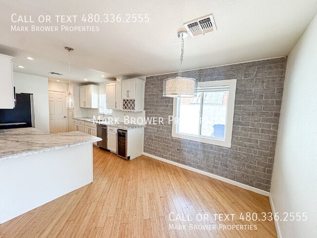 Building Photo - 1230 E Almeria Rd