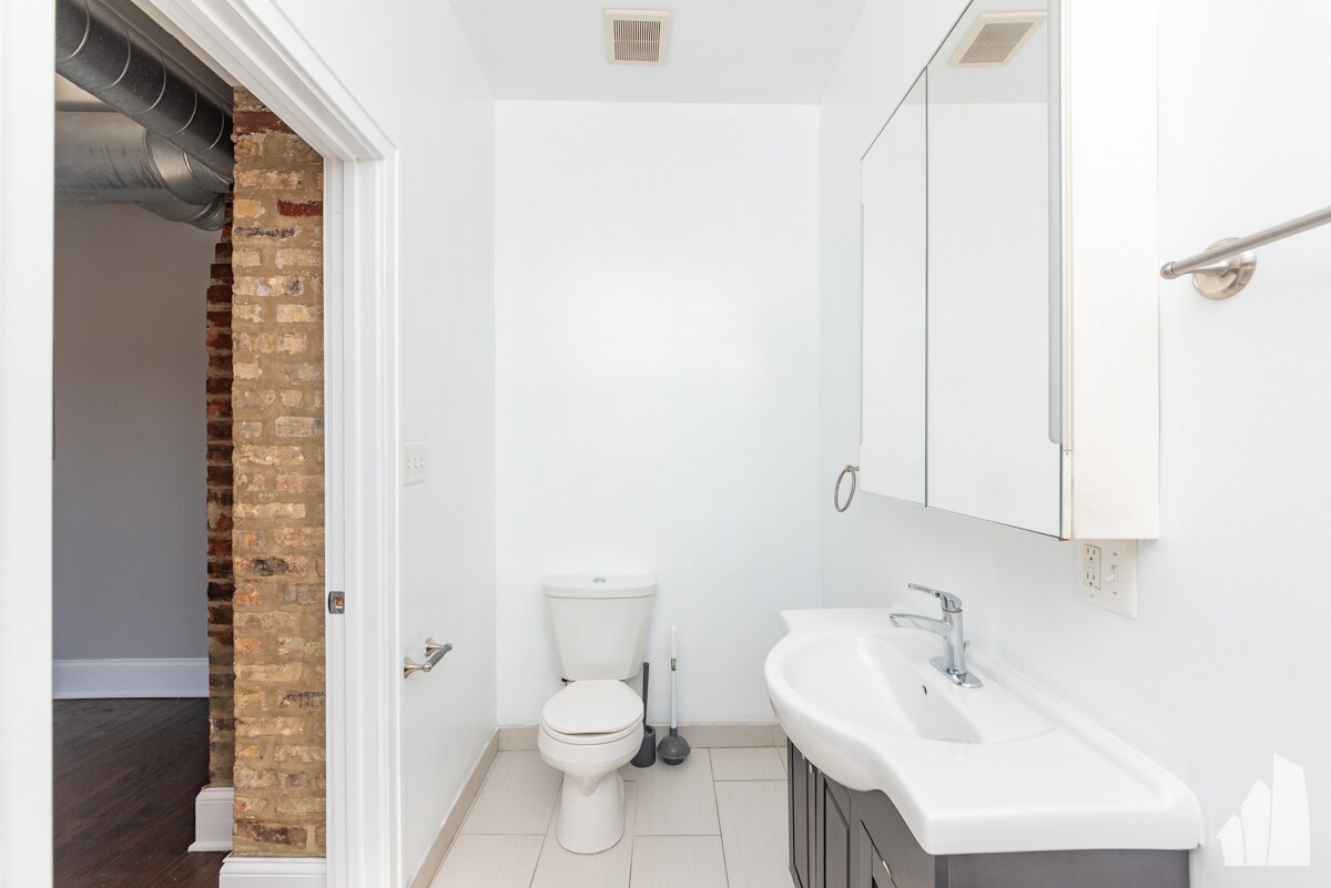 Building Photo - 623 E Groveland Park