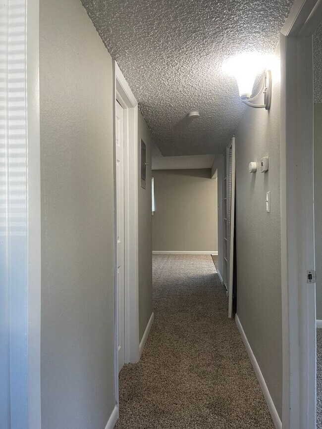 Building Photo - 3 Bedroom 2 Bathroom Condo in Lakewood