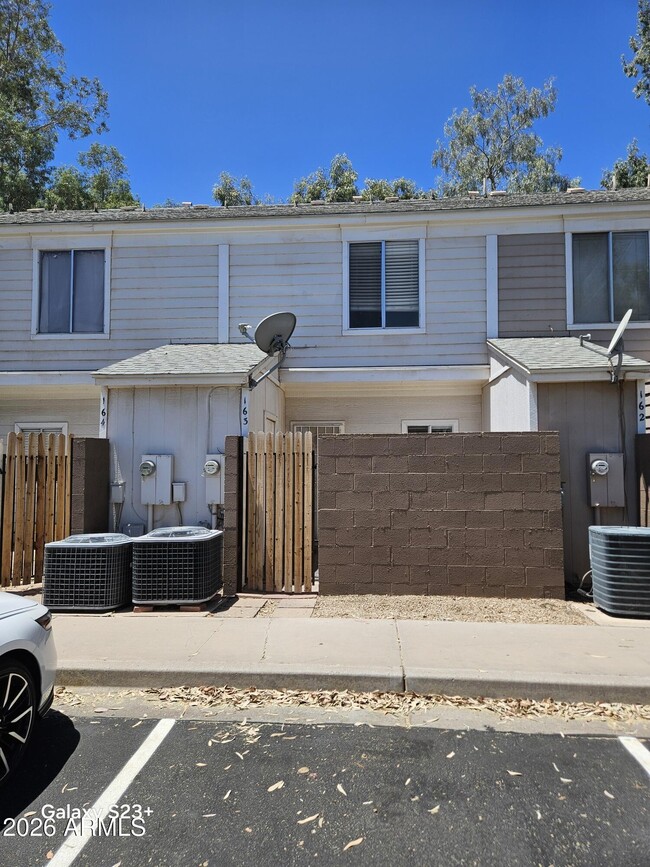 Building Photo - 1600 N Saba St