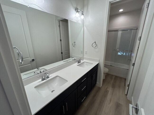 Building Photo - Spacious 4 Bed 2.5 Bath Home in Ellis with Solar!