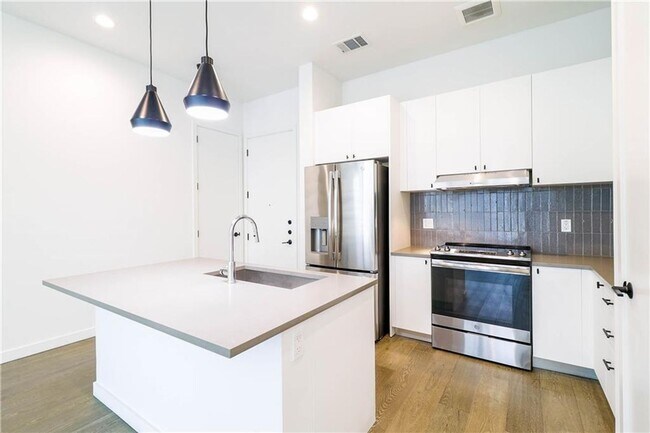 Building Photo - Incredible 2-Bedroom Condo at the Tyndall ...