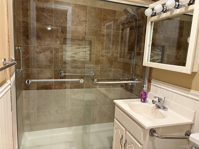 Building Photo - 1 Loudon Dr