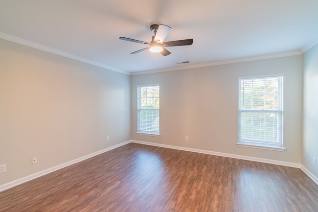 Building Photo - Charming end unit townhome in Matthews!