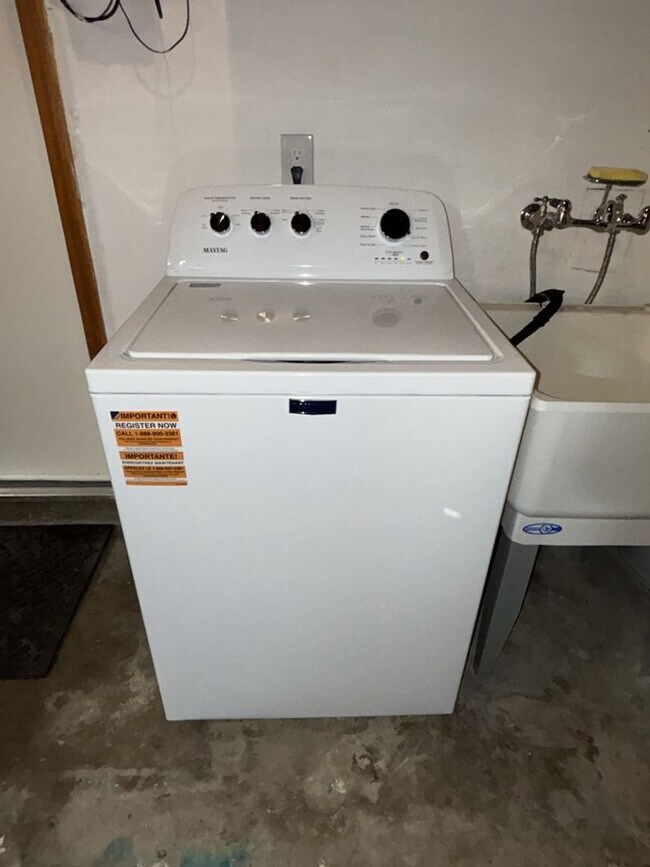 Building Photo - 3/1 in East Davis, New windows, new floors, new paint!