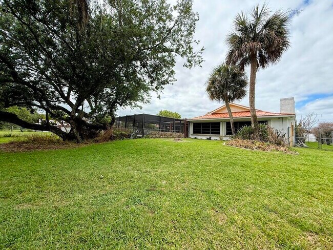 Building Photo - 465 SE Naranja Ave