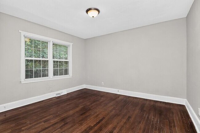 Building Photo - Charming 2BD/1BA Brick Duplex in NoDa!