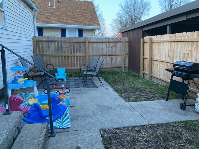 Building Photo - 2BR 1BA with carport