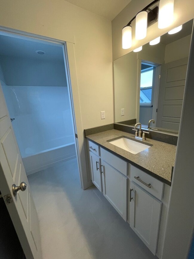 Building Photo - Modern home!