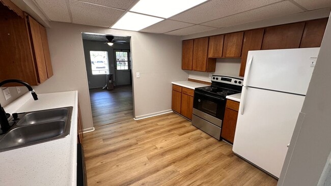 Building Photo - $1050 - 3 bed 1 bath - Single Family Home ...