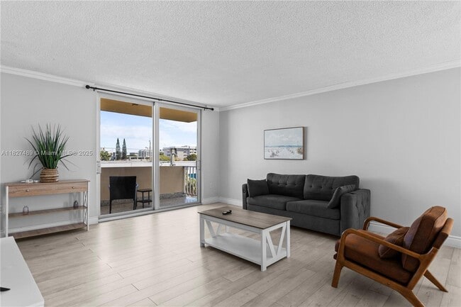 Building Photo - 9440 W Bay Harbor Dr
