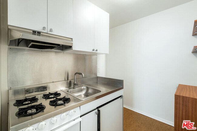 Building Photo - 154 N Sycamore Ave