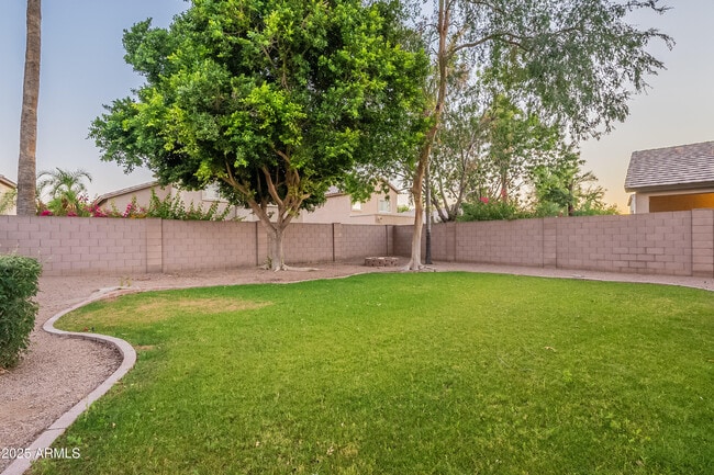 Building Photo - 2421 W Indigo Dr