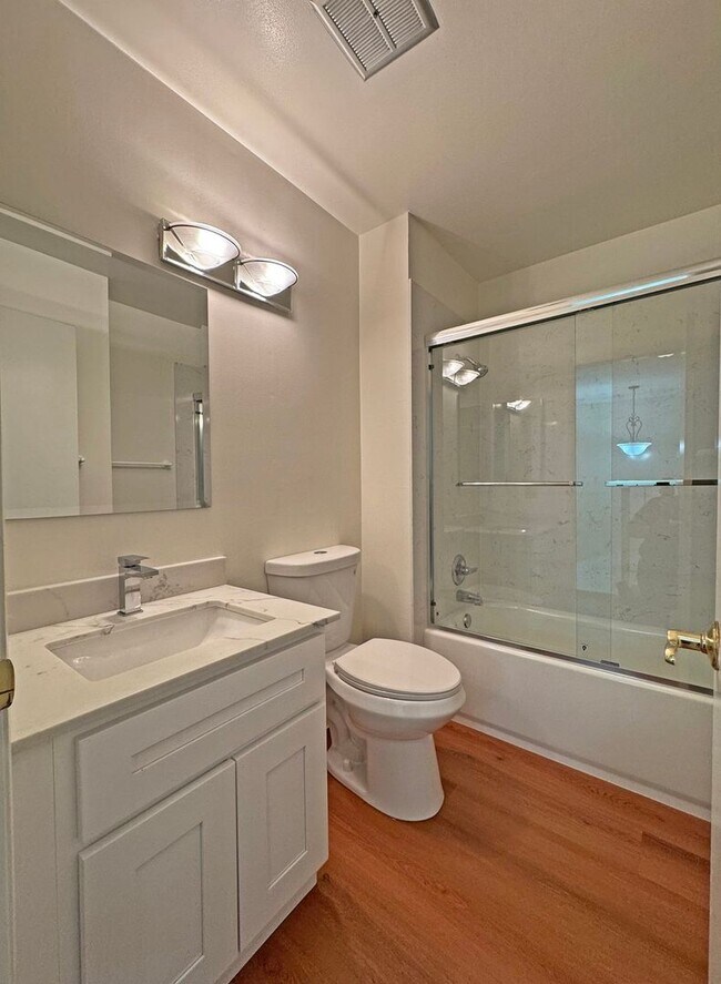 Building Photo - Beautifully Updated 3 Bedroom, 2.5 Bathroom Townhome!