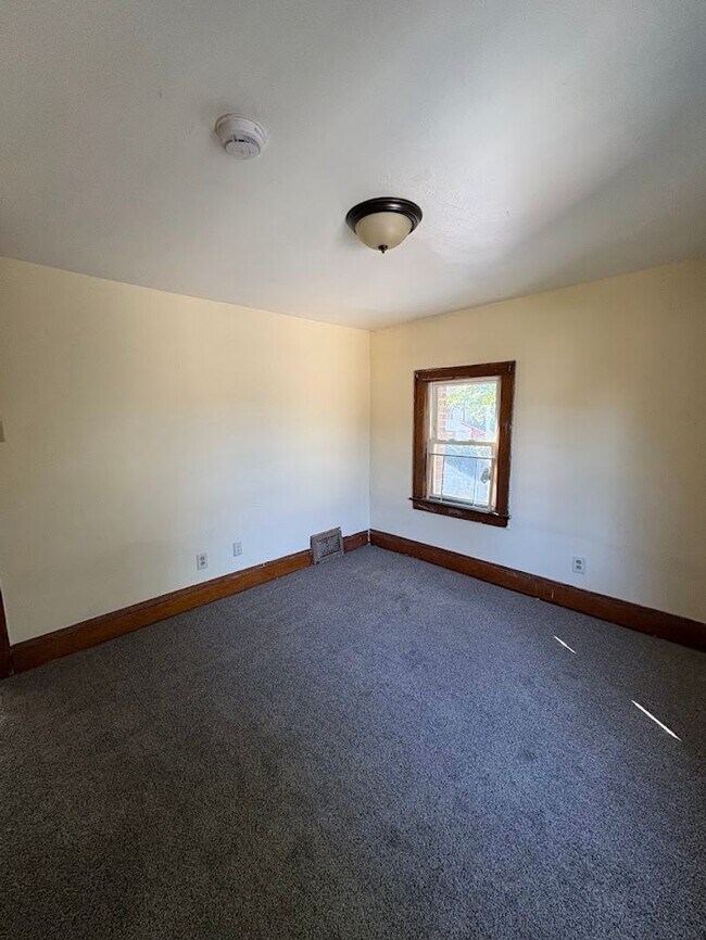 Building Photo - Three bedroom one bathroom home for rent