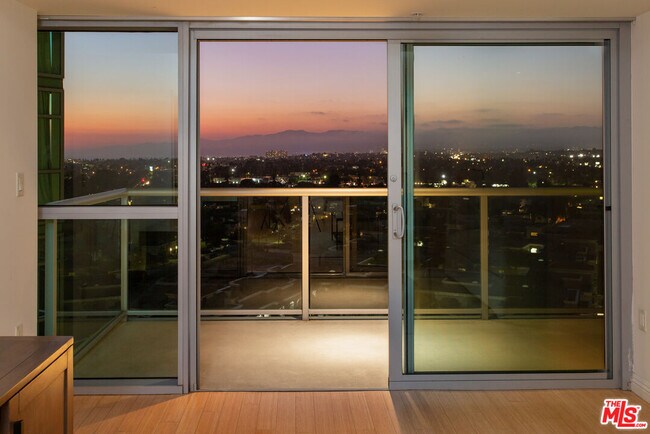 Building Photo - 13700 Marina Pointe Dr