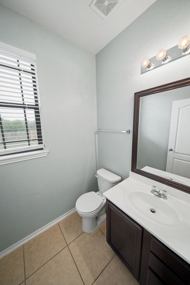 Building Photo - Spacious Live Oak Home Backing to a Greenbelt - Realtor Commission: $500