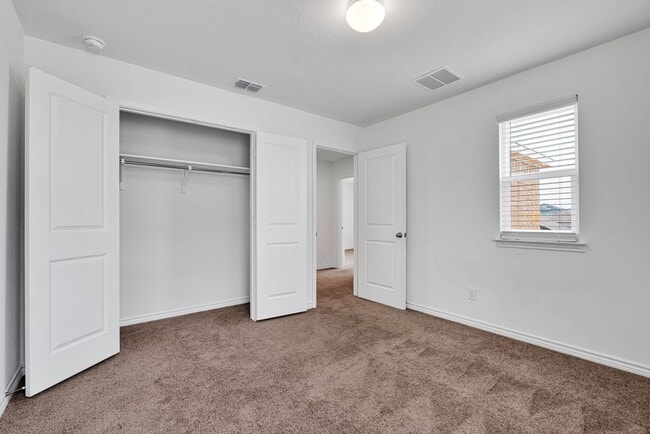 Building Photo - Charming 3 Bed 2.5 Bath Home in Tierra Buena with Community Amenities!