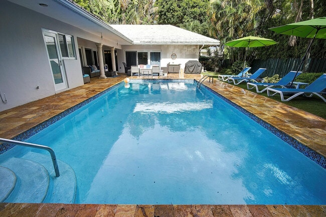 Building Photo - 2325 Barcelona Dr