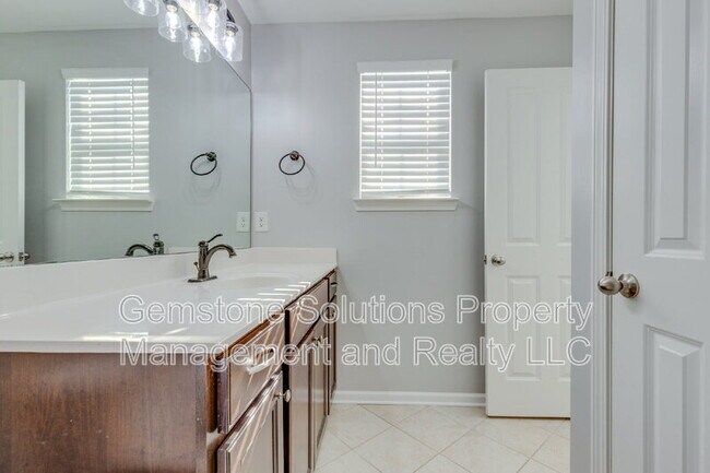 Building Photo - 304 Oldbury Ln