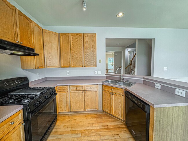 Building Photo - Gorgeous 3 Bed 2.5 Bath Interior Townhome ...