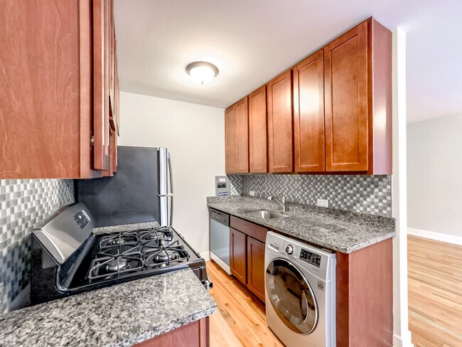 Building Photo - 510 W Briar Pl