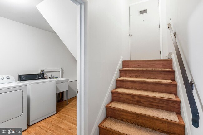 Building Photo - 428 Montemar Ave