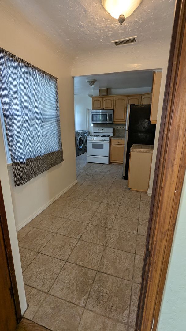 Building Photo - Beautiful 2 Bed 1.5 Bath Single Family Hom...