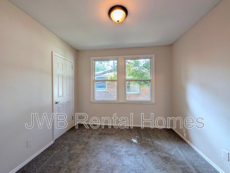 Building Photo - 1045 Fairwood Ln S