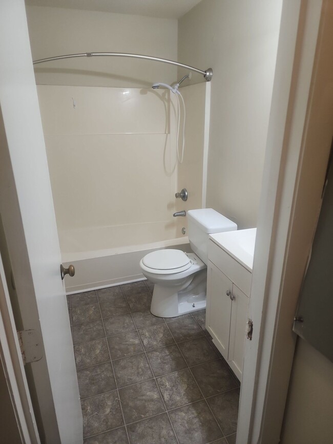 Building Photo - 1 Bedroom apartment in Great Location w/ 1...