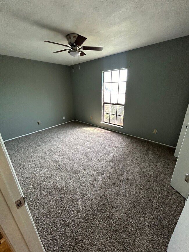 Building Photo - Blend of comfort and convenience
