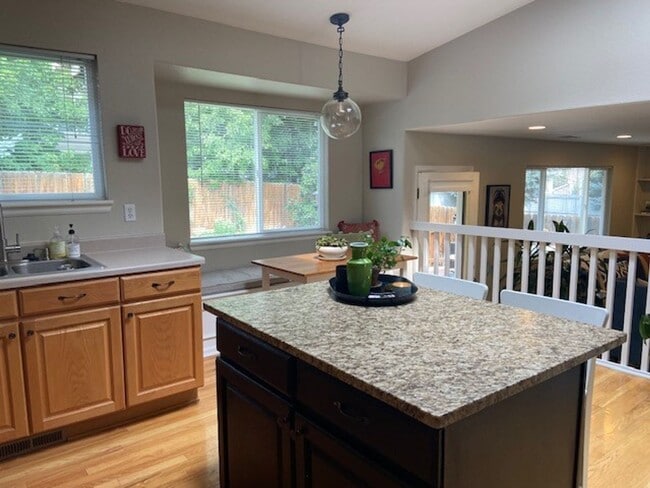 Building Photo - Charming 3 Bedroom and 3 Bath In Rock Creek!