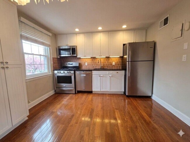 Building Photo - 112 Darwin Ave