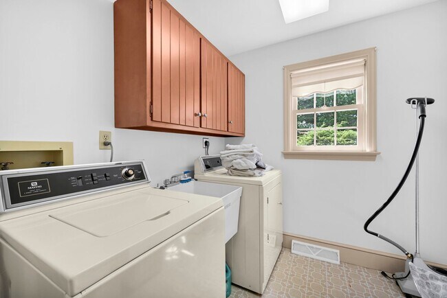 Building Photo - 684 Steinman Ct