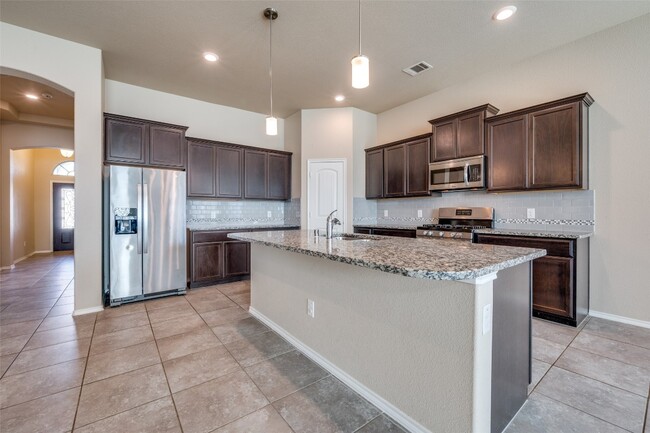 Building Photo - 2025 Lake Vista Dr