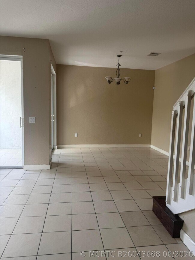 Building Photo - 1121 Shoma Dr