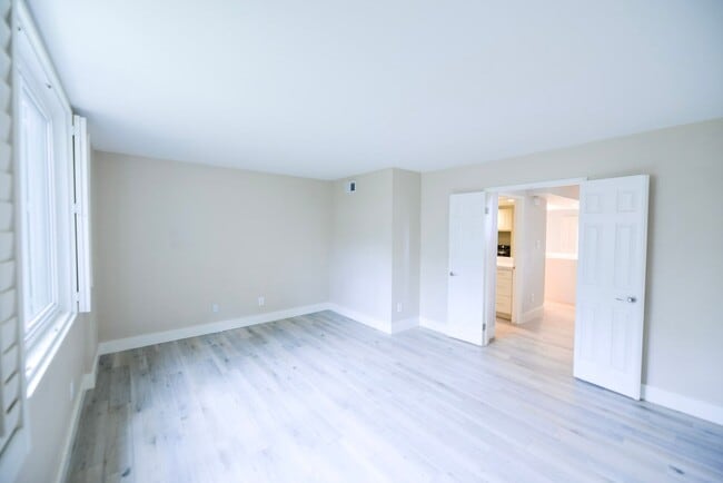 Building Photo - Fully Remodeled unit in the beautiful gate...