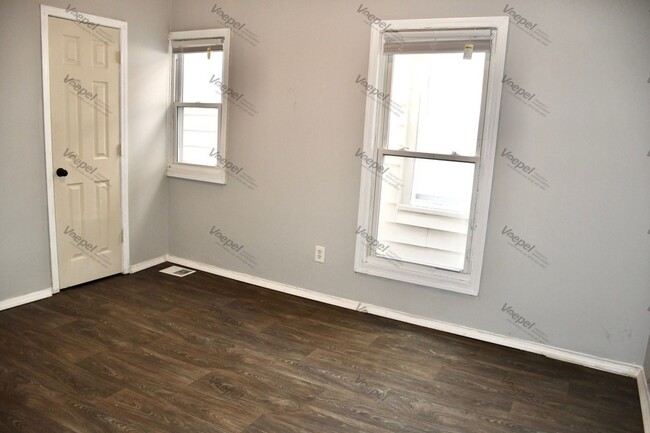 Building Photo - 2 Bed, 1 Bath- $1000 a Month- 1/2 Off Seco...