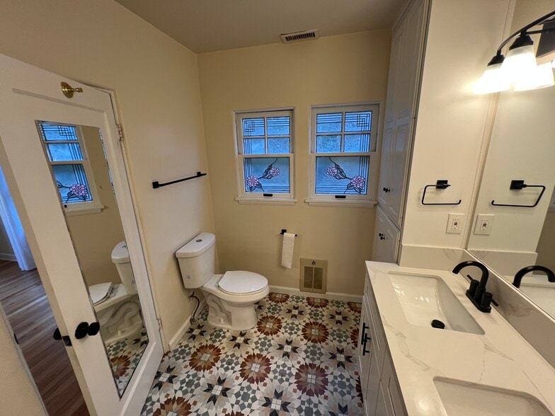 Master Bath - 2528 Front St