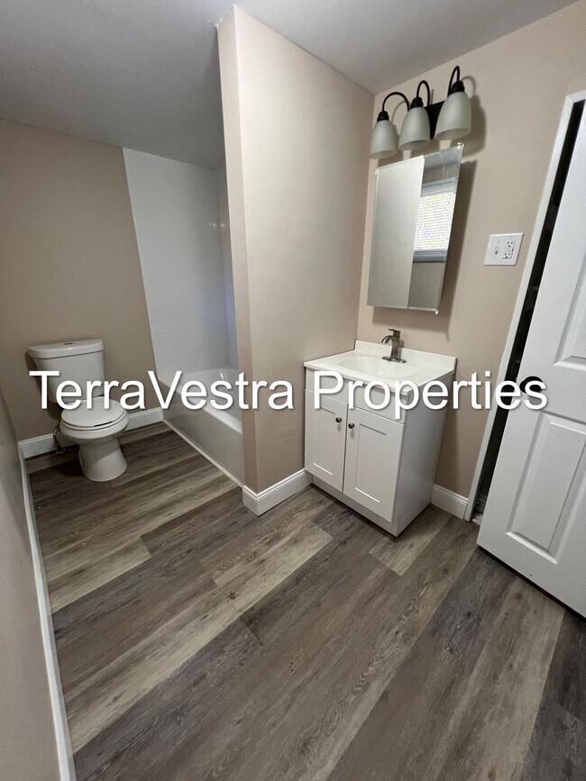 Building Photo - Large 4 Bed in Mantua with bonus room! Eli...