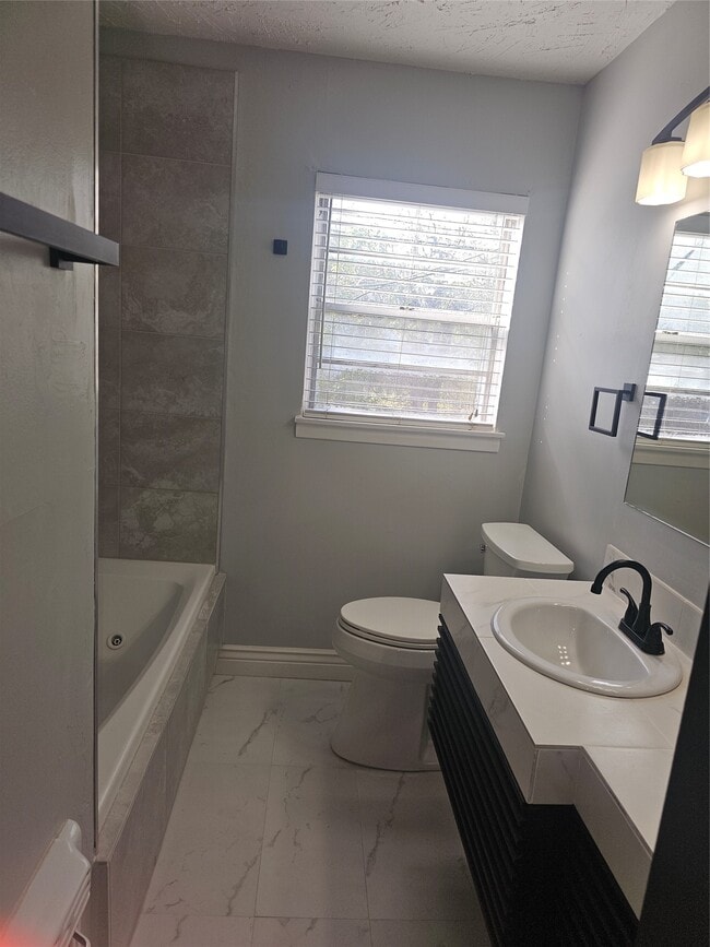 Building Photo - 10510 Sierra Dr