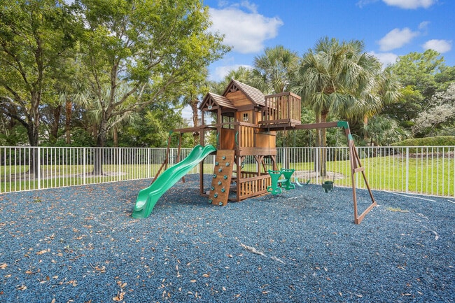 Building Photo - 16207 Sierra Palms Dr