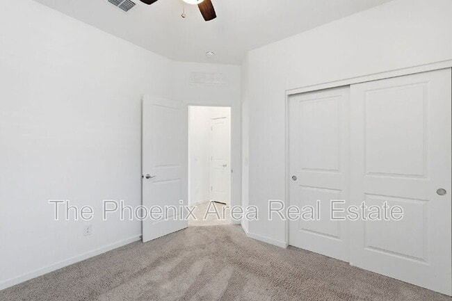 Building Photo - 40643 W Shaver Dr