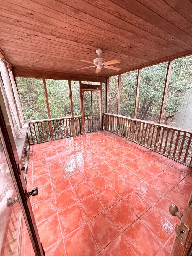 Building Photo - 3 Bed 1 Bath House Downtown, AVAILABLE NOW!