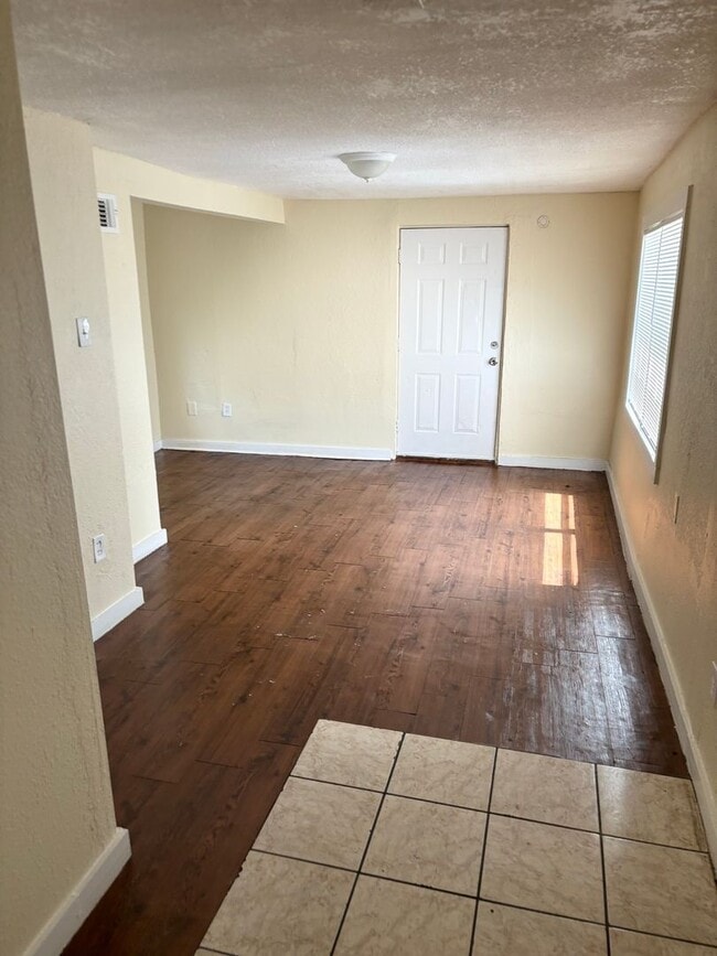 Building Photo - Move in special  1/2 off 1st months rent -...