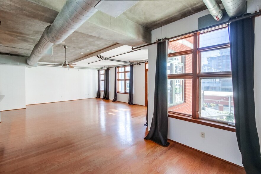 Building Photo - 877 Island Ave