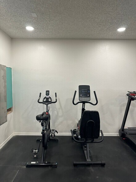 Building Photo - 2410 Rio Dr