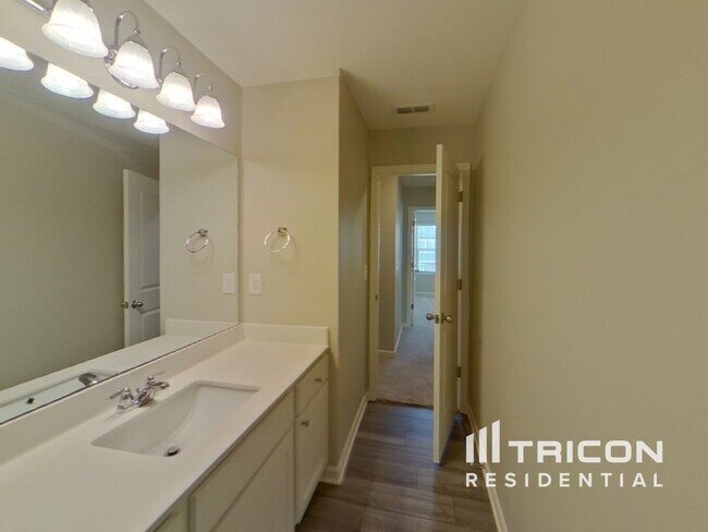 Building Photo - 100 Hyde Pk